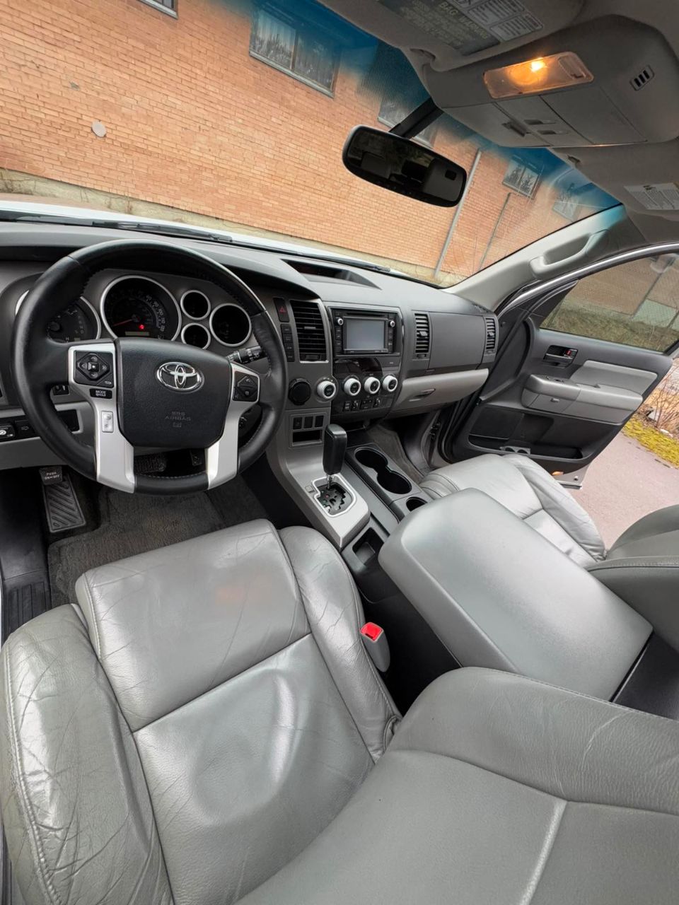 Toyota Sequoia - фото 24