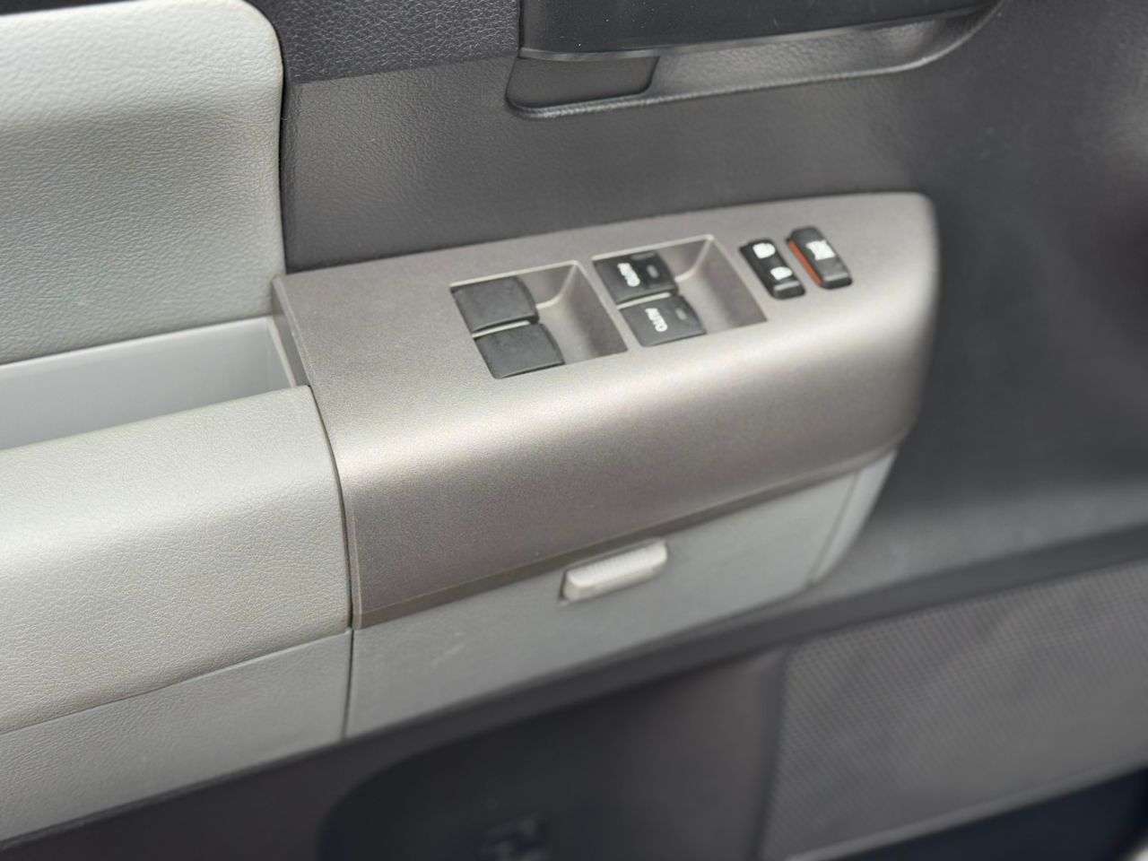 Toyota Sequoia - фото 18