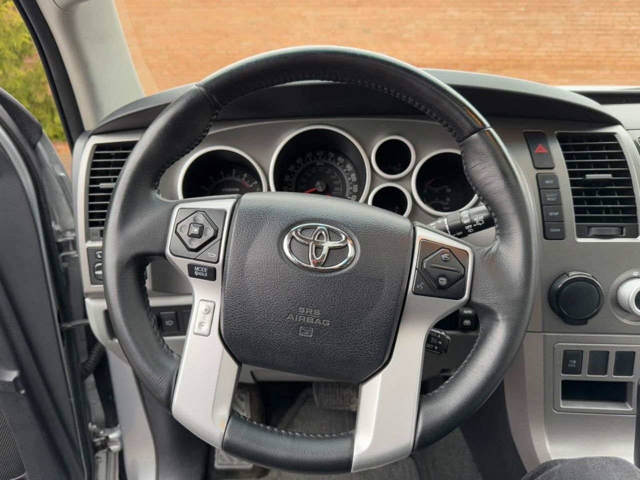 Toyota Sequoia - фото 27