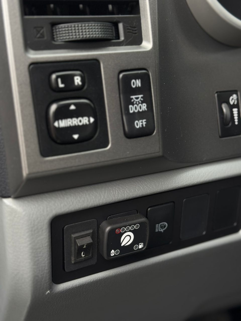 Toyota Sequoia - фото 23