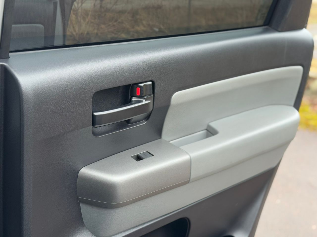 Toyota Sequoia - фото 17