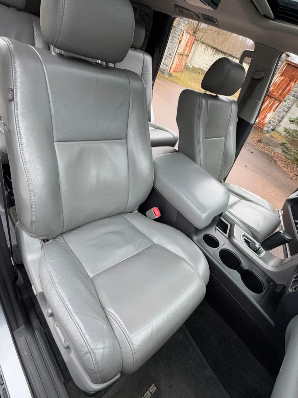 Toyota Sequoia - фото 28