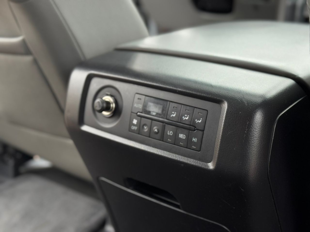 Toyota Sequoia - фото 26