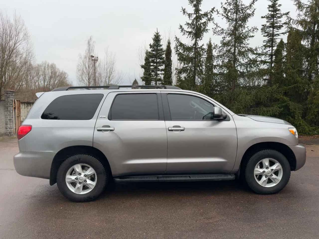 Toyota Sequoia - фото 3