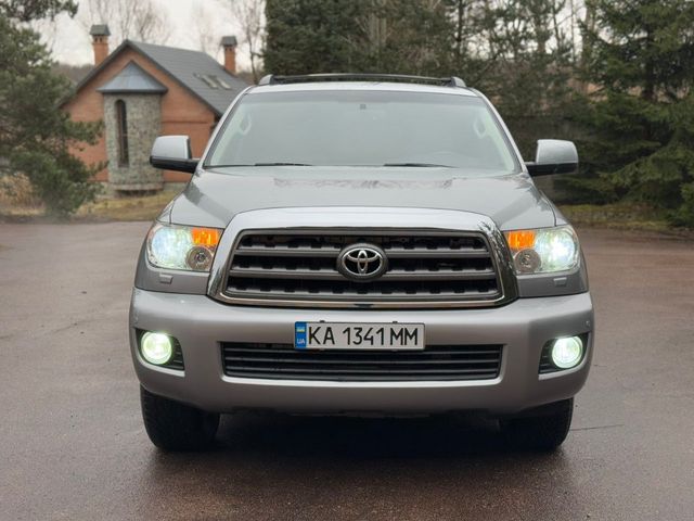 Toyota Sequoia - фото 1
