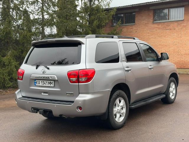 Toyota Sequoia - фото 5