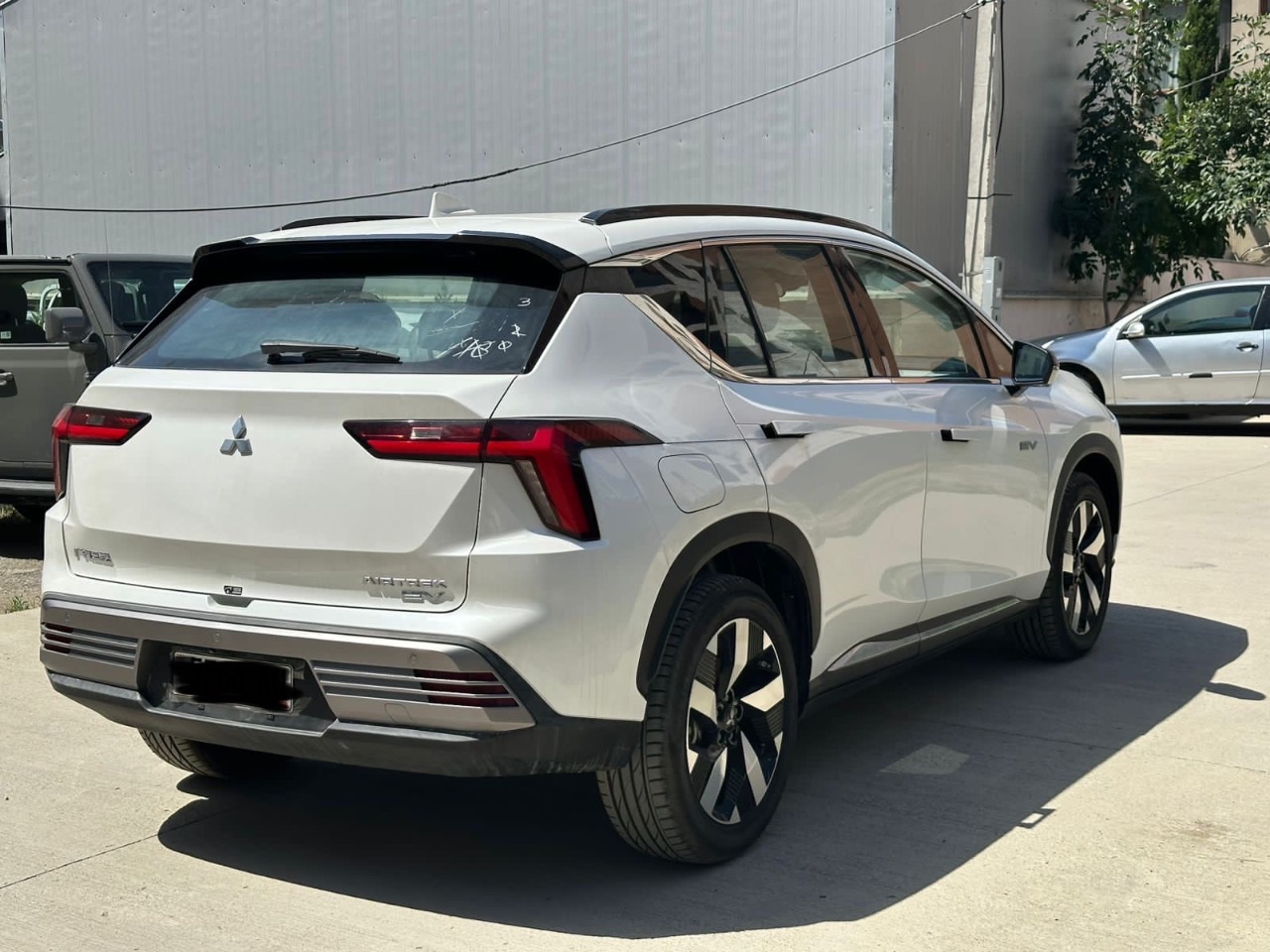 Mitsubishi Airtrek - фото 3