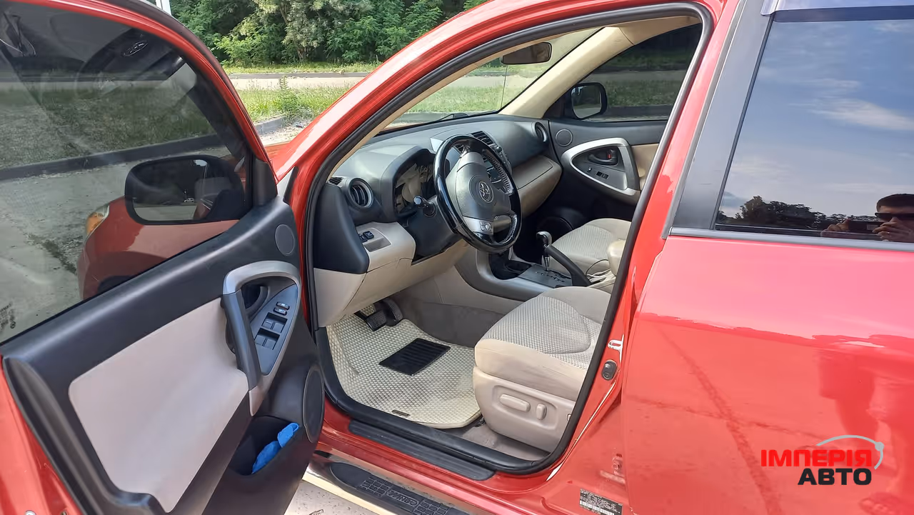 Toyota RAV4 - фото 7