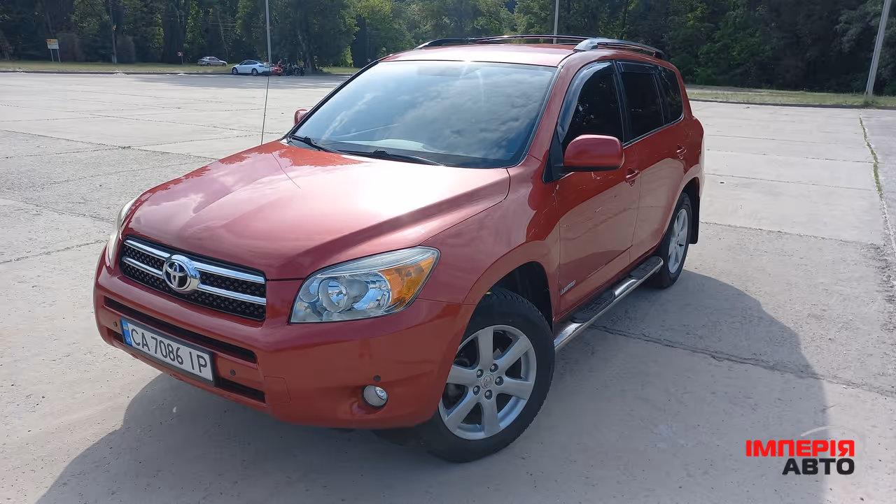 Toyota RAV4 - фото 1