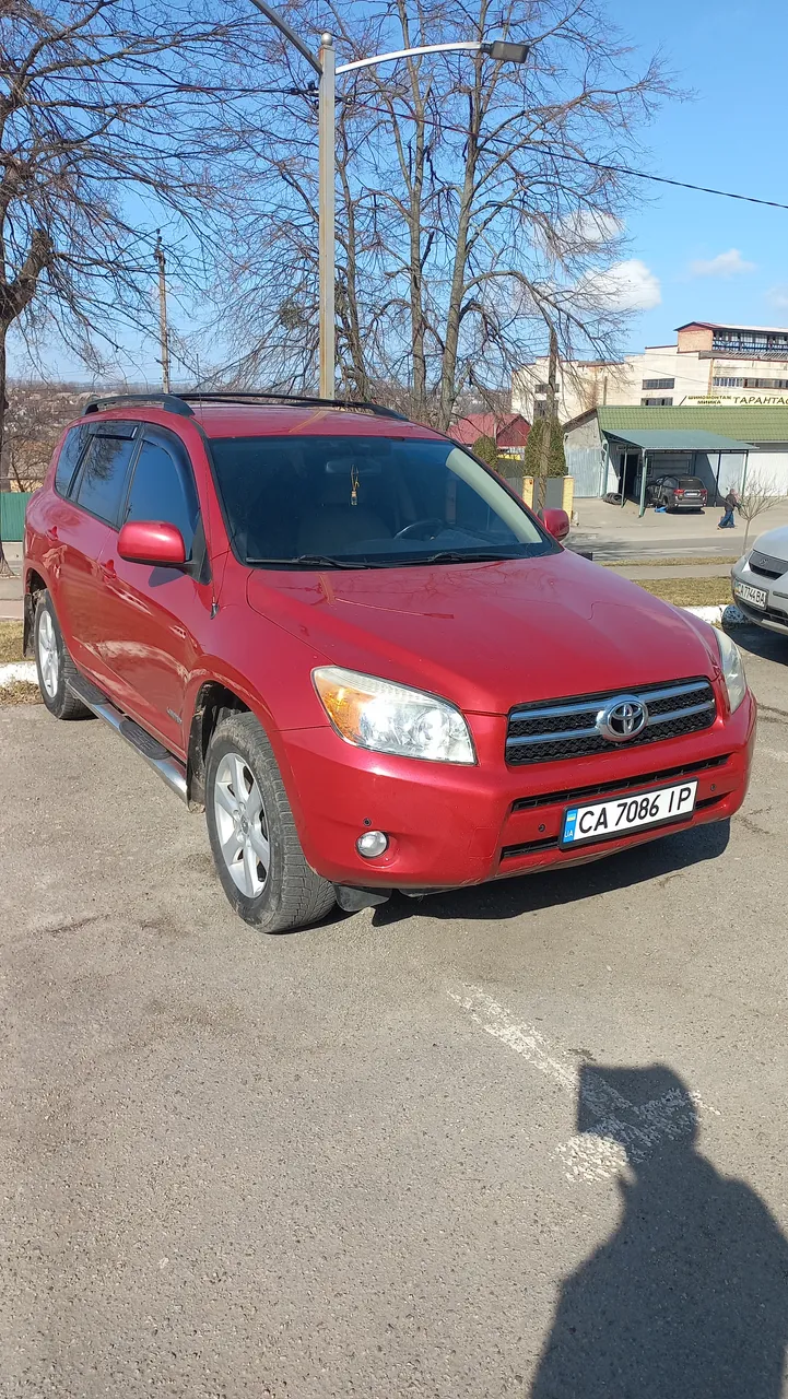 Toyota RAV4 - фото 1