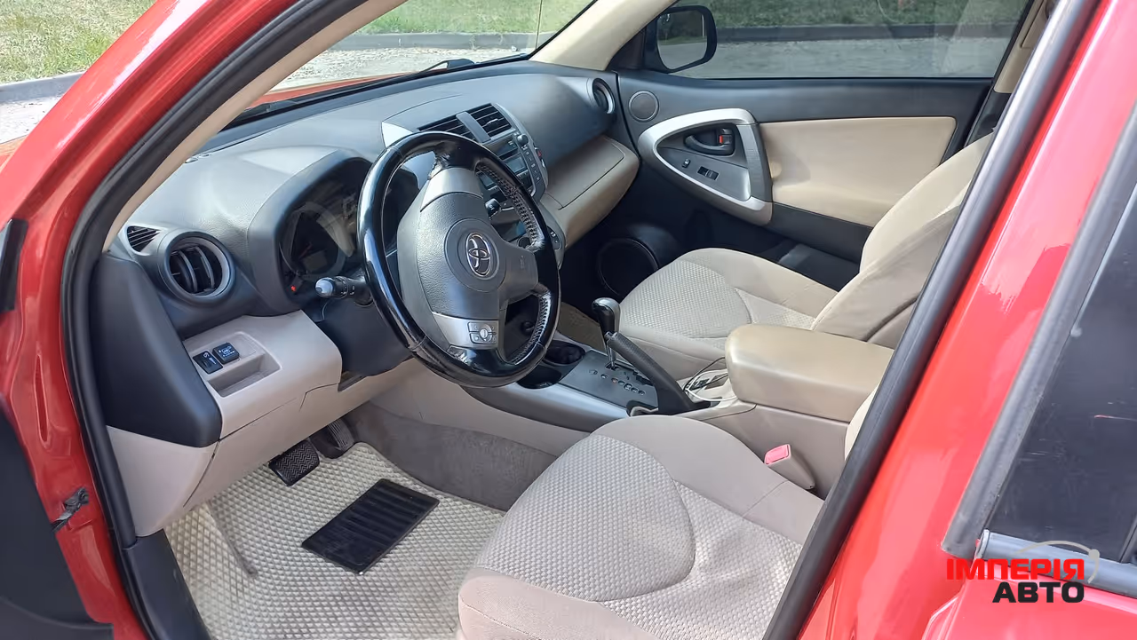 Toyota RAV4 - фото 9