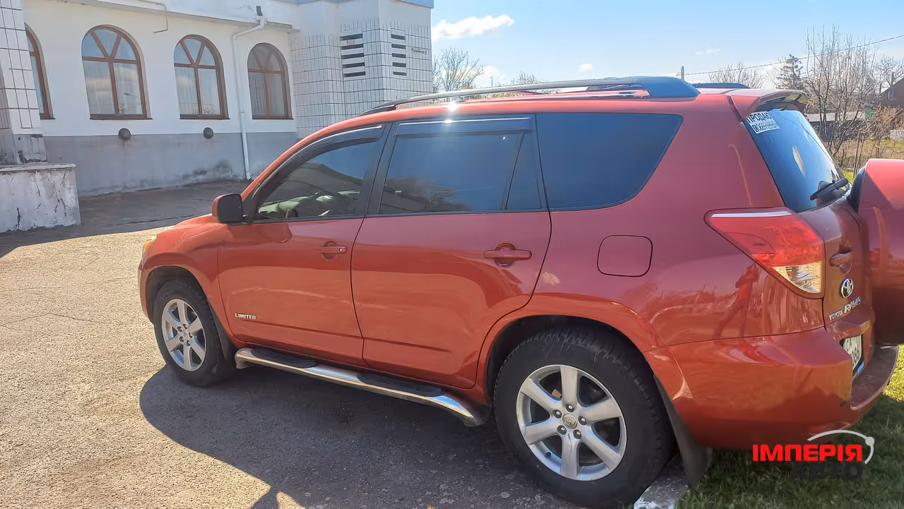 Toyota RAV4 - фото 4