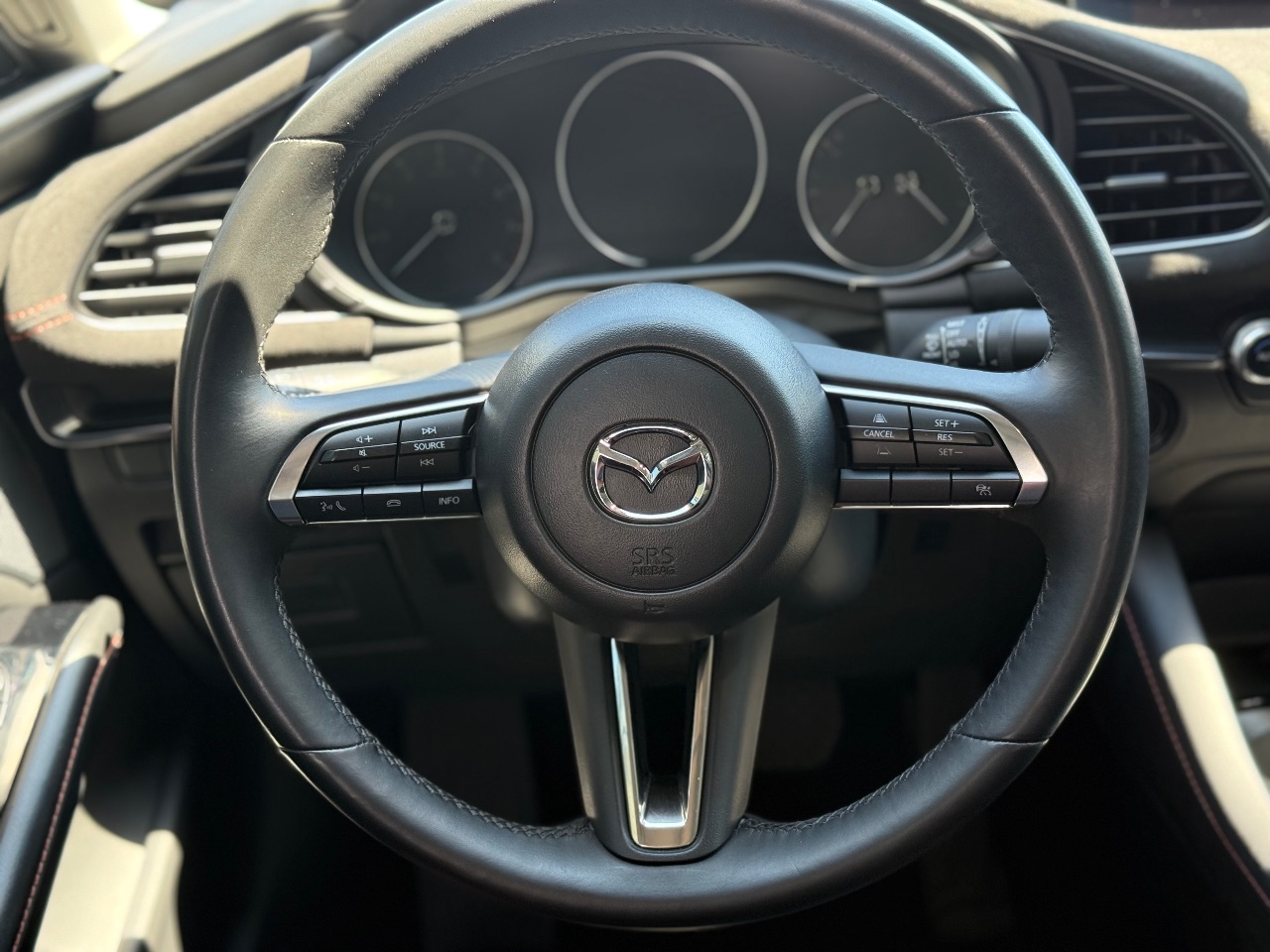 Mazda 3 - фото 12