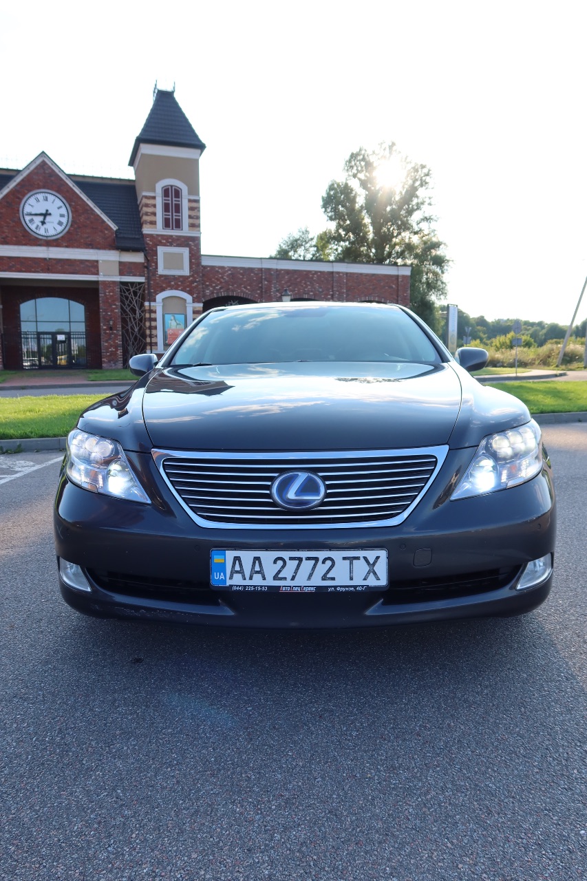 Lexus LS - фото 1