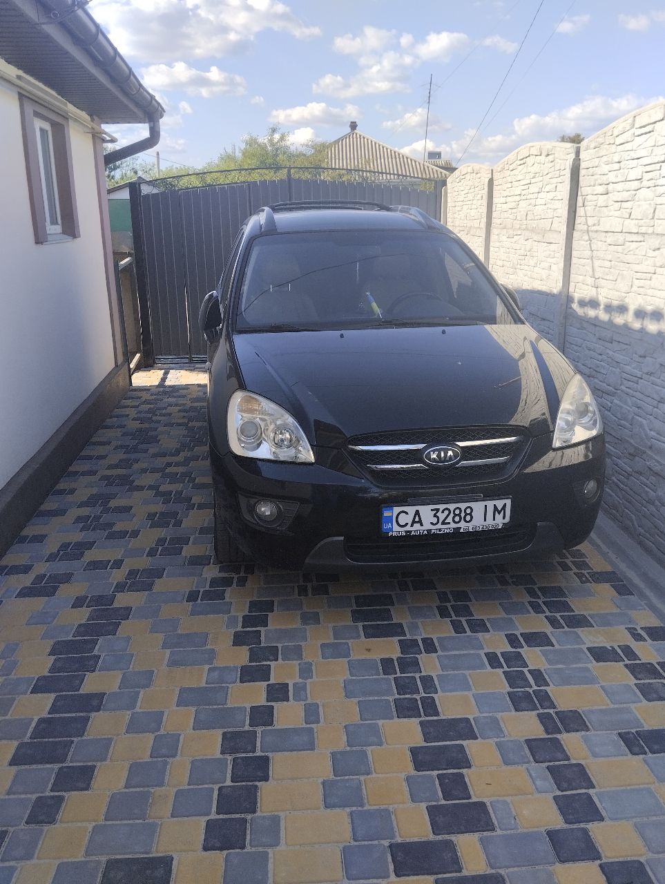 Kia Carens - фото 1