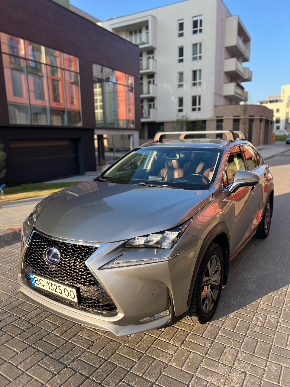 Lexus NX - фото 1