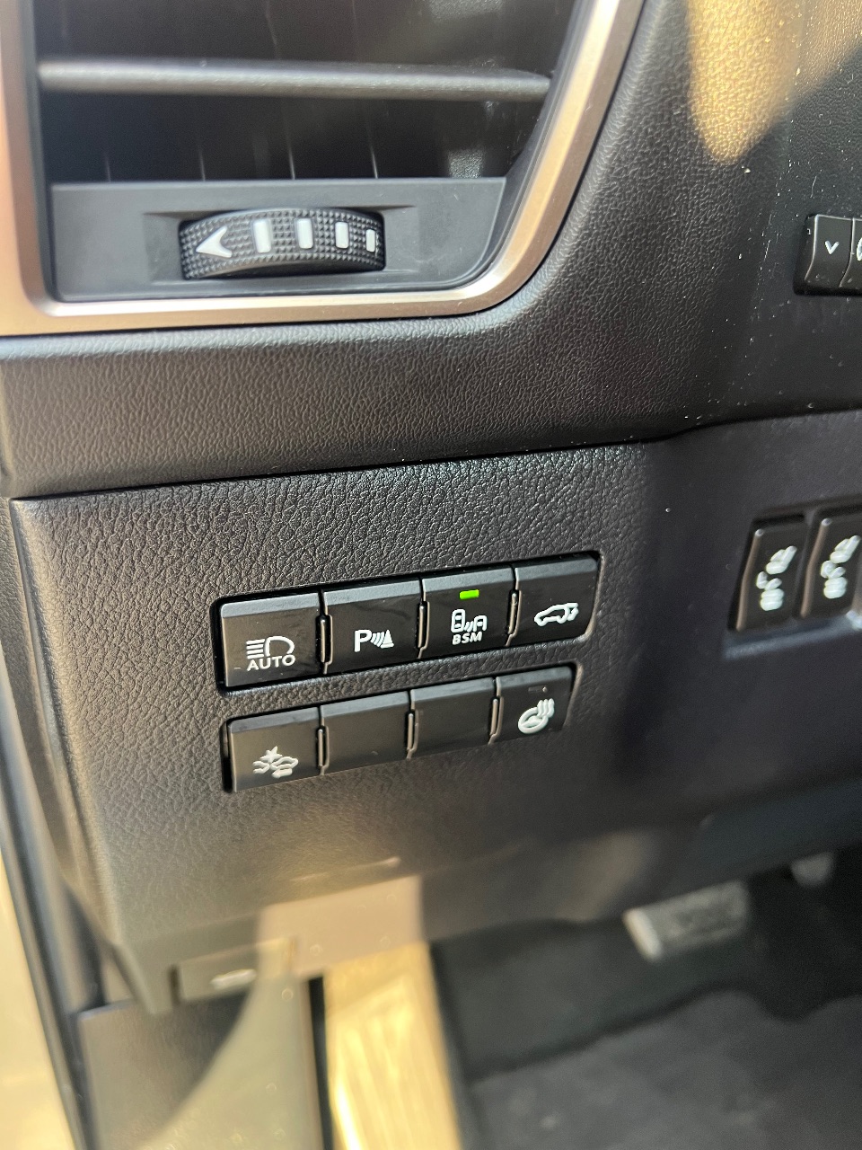 Lexus NX - фото 10