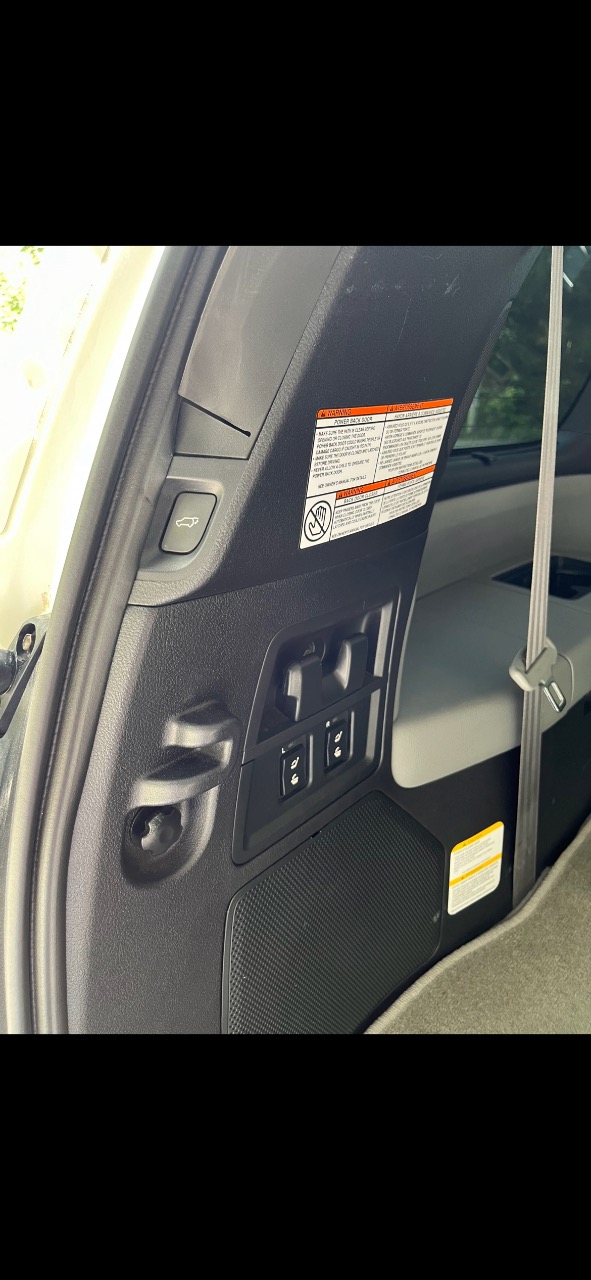 Toyota Sequoia - фото 9