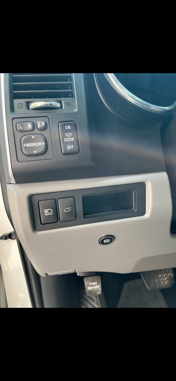 Toyota Sequoia - фото 11