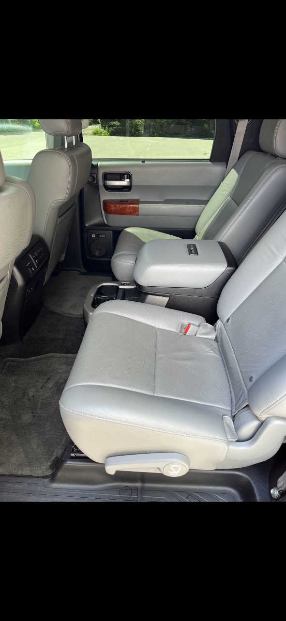 Toyota Sequoia - фото 2