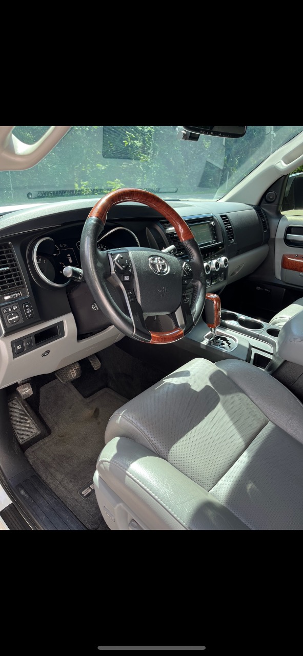 Toyota Sequoia - фото 10