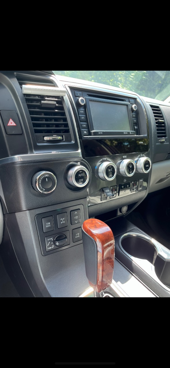 Toyota Sequoia - фото 1