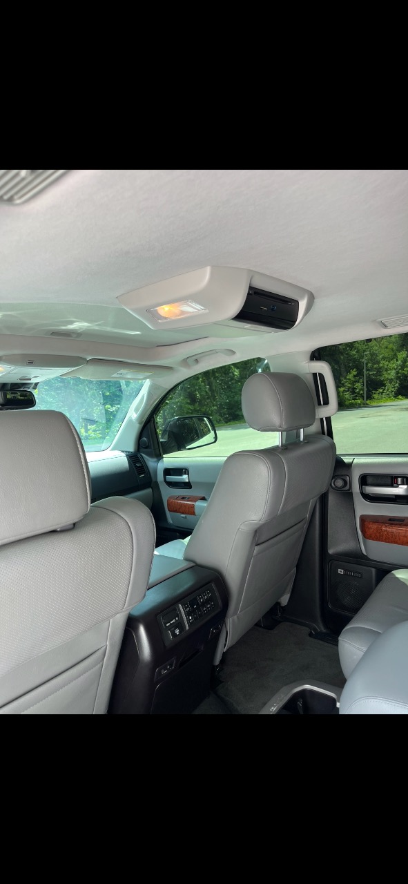 Toyota Sequoia - фото 15