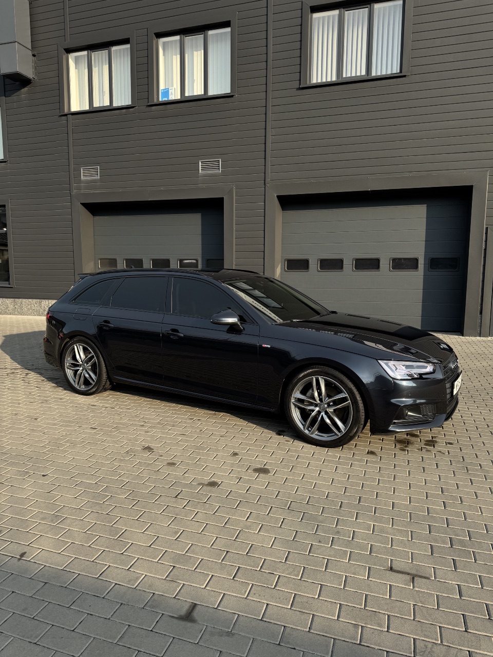 Audi A4 - фото 8