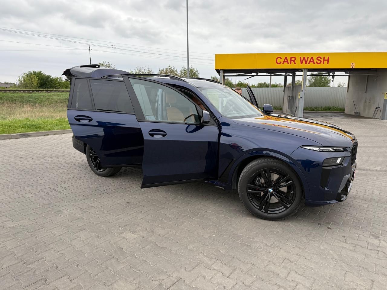 BMW X7 - фото 1