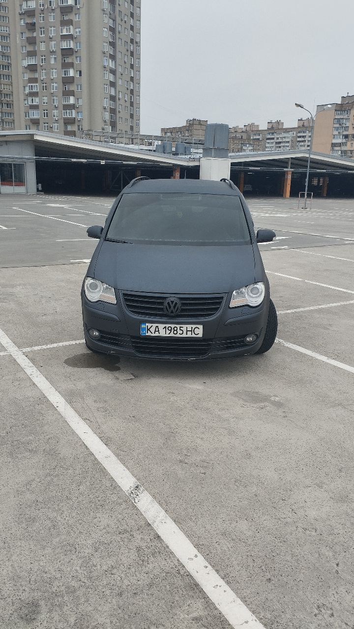 Volkswagen Touran - фото 1