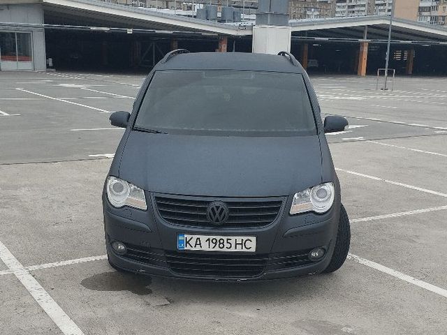 Volkswagen Touran - фото 1
