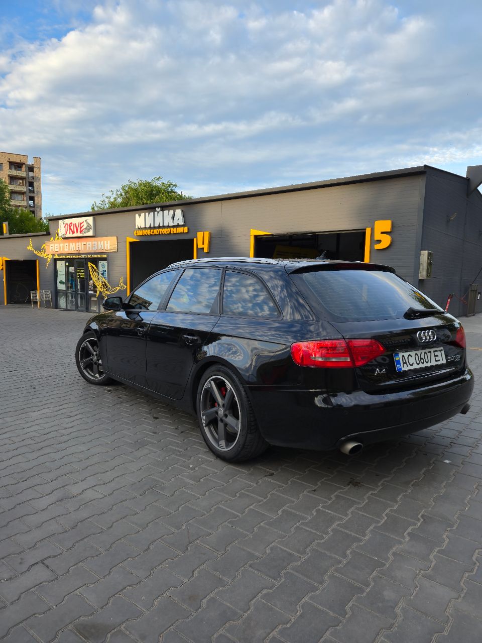 Audi A4 - фото 5