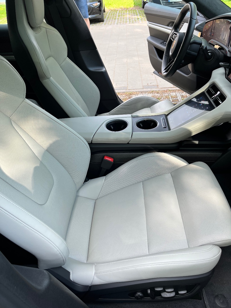 Porsche Taycan - фото 24