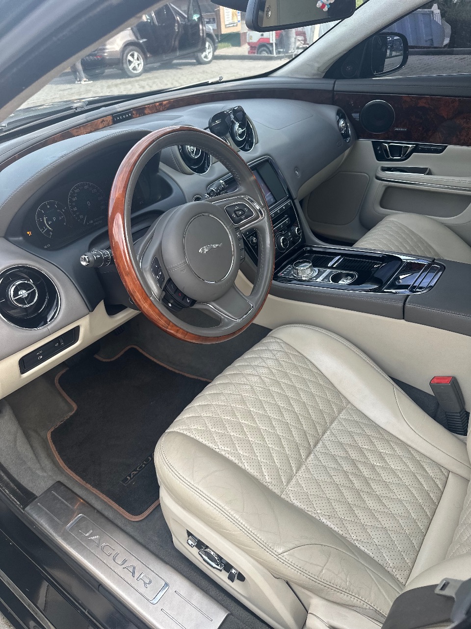 Jaguar XJ - фото 10