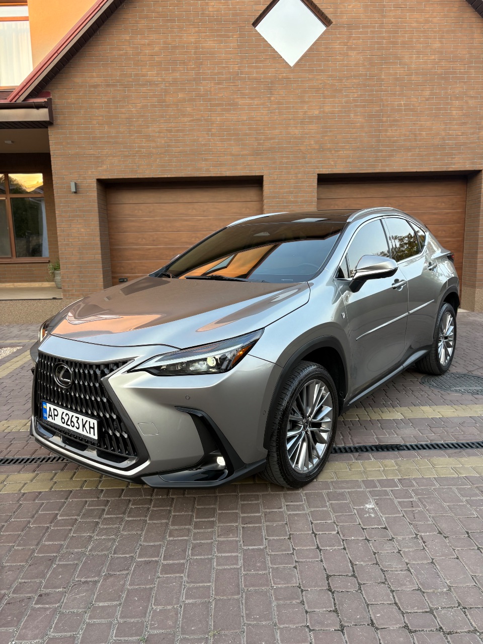 Lexus NX - фото 1