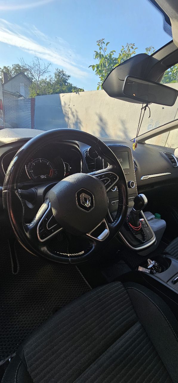 Renault Scenic - фото 8
