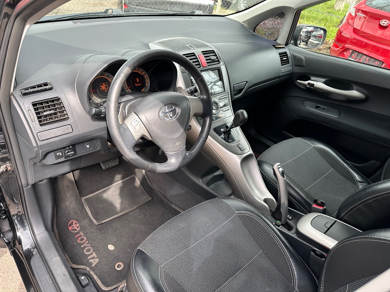 Toyota Auris - фото 4