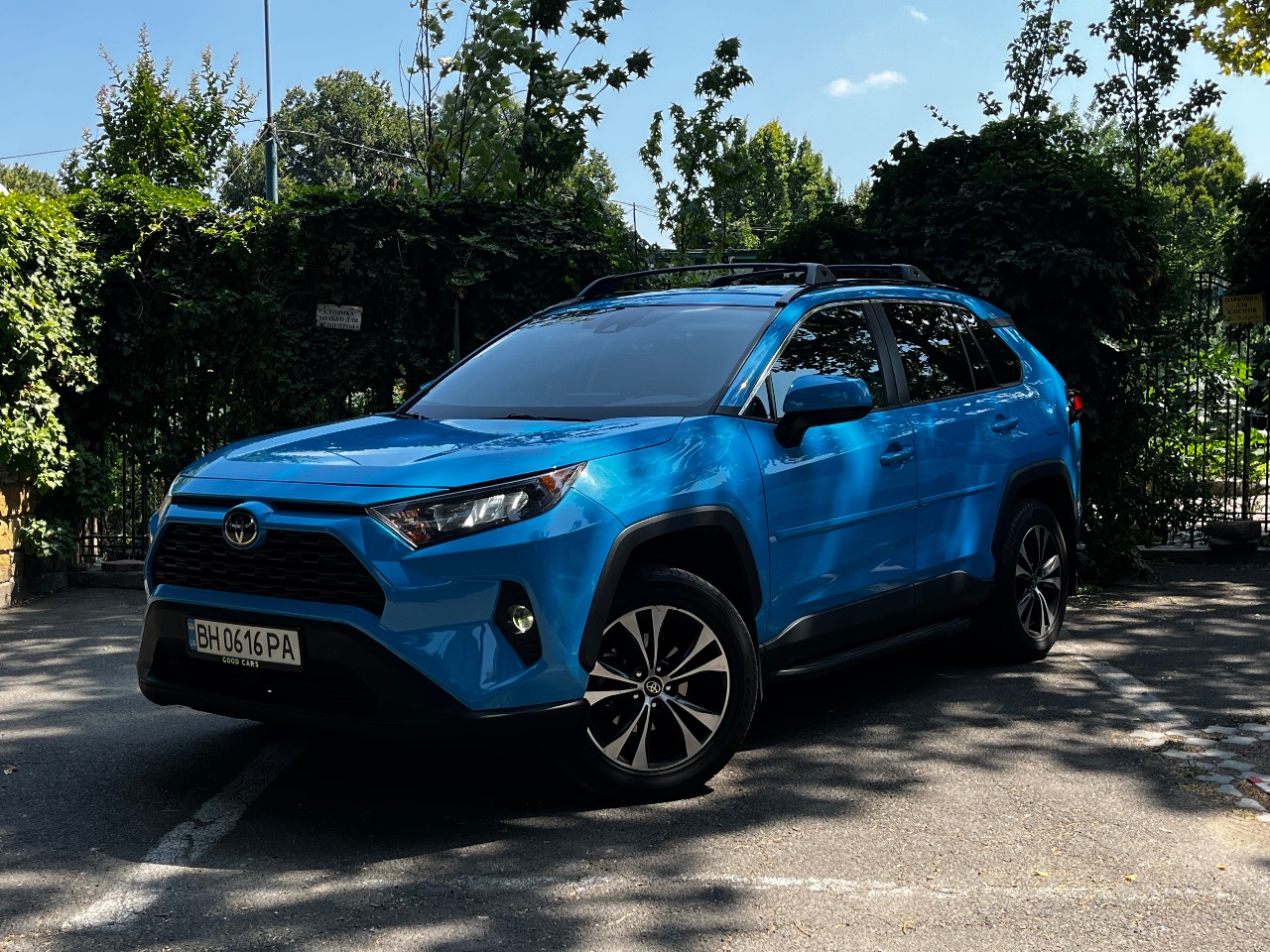 Toyota RAV4 - фото 1